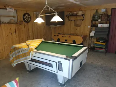 a room with a pool table in a room at Chez Nine, chambre indépendante avec terrasse in Sénas