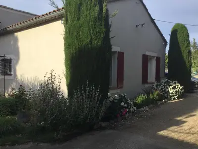 a house with a large ivy growing on the side of it at 1 chambre 1 cuisine & salle d'eau privées avec piscine et jacuzzi in Eyragues