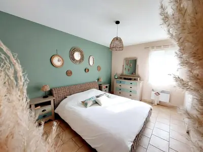 a bedroom with a white bed and a green wall at En Provence, Luberon, villa avec piscine à Maubec in Maubec