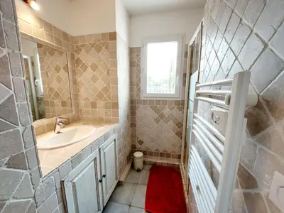 a bathroom with a sink and a mirror at En Provence, Luberon, villa avec piscine à Maubec in Maubec