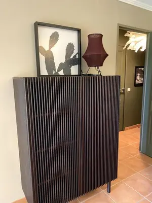 a table with a lamp and a picture on top of it at Élégant appartement sur le Golf de Pont Royal in Mallemort
