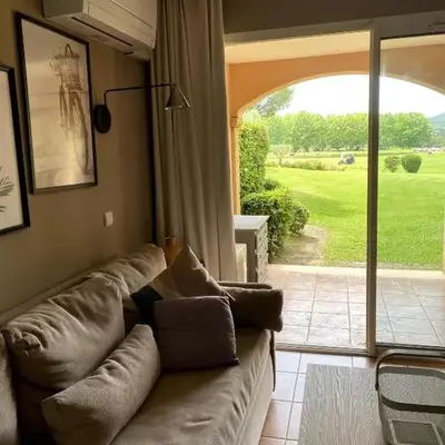 Élégant appartement sur le Golf de Pont Royal