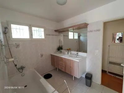 a bathroom with a tub and a sink and a bath tub at Studio Les Alizés du Luberon in Pertuis