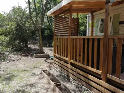 a side view of a wooden house at mobil home chez ANIK & ALAIN in La Roque-dʼAnthéron