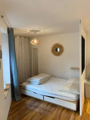 a small bedroom with a bed in a room at Studio Cosy in Pélissanne