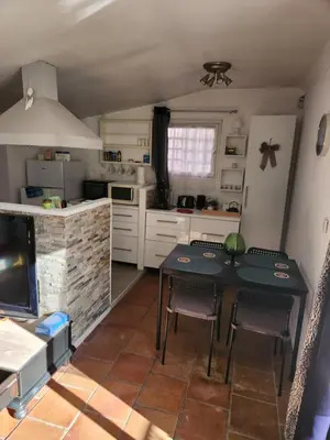a kitchen with a table and chairs in it at MAISON Terrasse PISCINE in Cavaillon