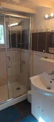 a bathroom with a shower and a sink at Nid douillet au cœur du Vaucluse in Entraigues-sur-la-Sorgue