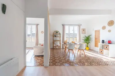 a white living room with a table and chairs at Appartement spacieux, chaleureux & tout confort in Pertuis