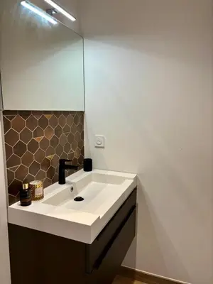 a bathroom with a white sink and a mirror at Villa moderne au coeur de la provence in Pernes-les-Fontaines