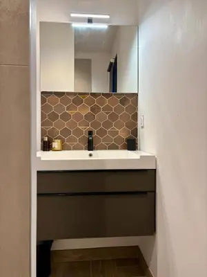 a bathroom with a sink and a mirror at Villa moderne au coeur de la provence in Pernes-les-Fontaines