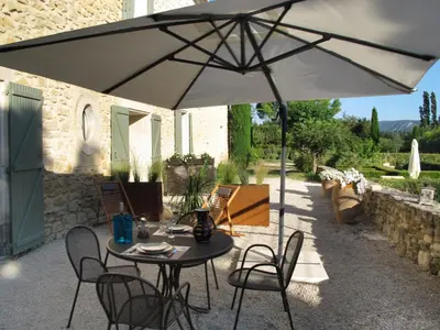 a living room with a blue counter and chairs at La Cour Des Sens in Lagnes