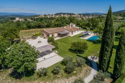 an aerial view of a house with a yard at Villa Kiki 4 chambres Climatisée Ménerbes in Ménerbes
