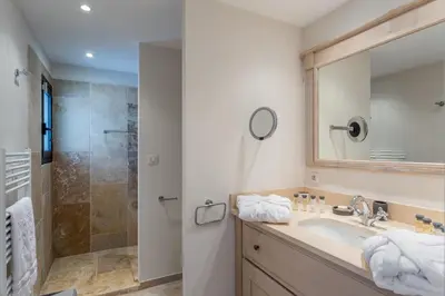 a bathroom with a sink and a shower at Villa Kiki 4 chambres Climatisée Ménerbes in Ménerbes