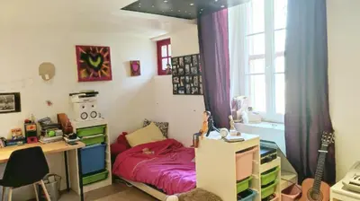 a dorm room with a bed and a desk and a desk at Maison dans un coin de verdure proche de la Sorgue in LʼIsle-sur-la-Sorgue
