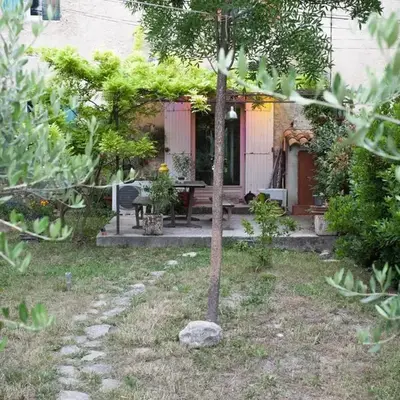 Maison dans un coin de verdure proche de la Sorgue