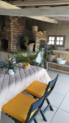 a table with a yellow bench and two chairs at Escale vélo La petite Reine in Cavaillon