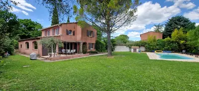 an old house with a swimming pool in a yard at Villa Rosa peaceful haven 10m from Aix 11 guests in Aix-en-Provence
