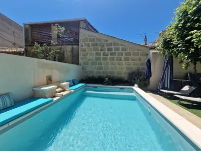 a swimming pool in the backyard of a house at Magnifique maison de ville avec piscine au cœur de la Provence in Salon-de-Provence