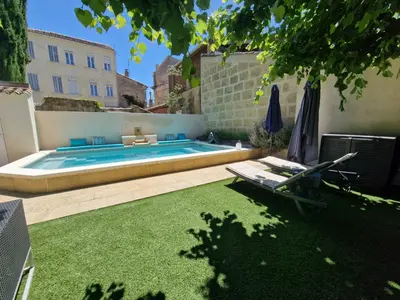a backyard with a swimming pool and a lawn at Magnifique maison de ville avec piscine au cœur de la Provence in Salon-de-Provence