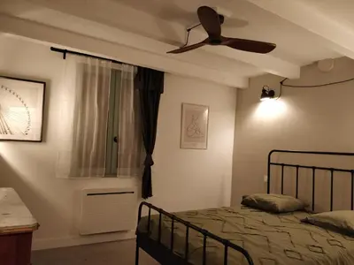 a bedroom with a bed and a ceiling fan at Maison de Charme Rénovée 3 Chbres Hyper Centre Historique in LʼIsle-sur-la-Sorgue