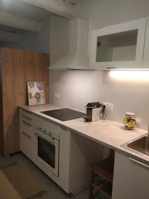 a kitchen with a counter top with a sink and a stove at Maison de Charme Rénovée 3 Chbres Hyper Centre Historique in LʼIsle-sur-la-Sorgue
