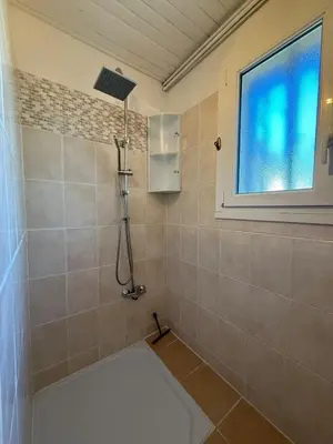 a bathroom with a shower and a window at Maison Tamaris in LʼIsle-sur-la-Sorgue