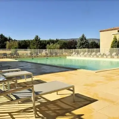 résidence avec piscines à proximité de Gordes
