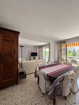 a large bedroom with a bed and a couch at Aix en Provence, dans grande résidence arborée, appartement de 80m2 in Aix-en-Provence