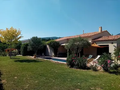 a house with a yard and a swimming pool at Villa de charme à Cucuron au pied du luberon in Cucuron