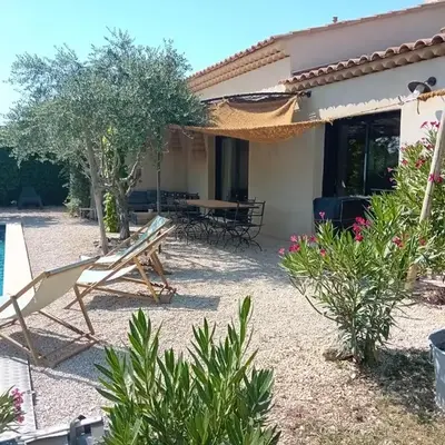 Villa de charme à Cucuron au pied du luberon