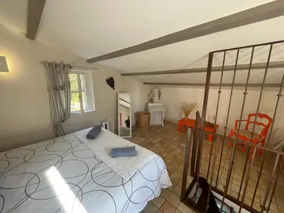a bedroom with a large bed in a room at Petite Maison provencale in Lagnes