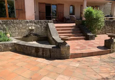 a fountain in the middle of a patio at Villa Sainte BARBE in Loriol-du-Comtat