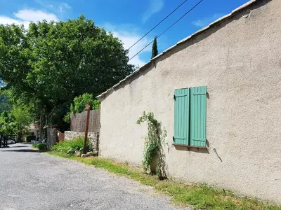 a green window on the side of a building at Maison conviviale avec jardin à Revest-des-Brousses in Vachères