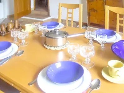 a table with blue and white plates and glasses on it at Maison conviviale avec jardin à Revest-des-Brousses in Vachères