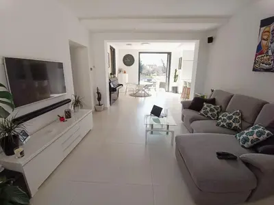 a living room with a couch and a flat screen tv at Ville au calme en Provence, piscine privée, spa jeux, proche Ventoux in Carpentras