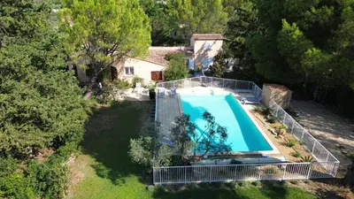 an overhead view of a swimming pool in a yard at Gîte 6 pers en Provence avec grande piscine partagée avec 2nd gîte - 6 pers house in Provence with a large swimming pool to be shared with a 2nd house in Cornillon-Confoux