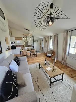 a living room with a couch and a table at le logis des roues in LʼIsle-sur-la-Sorgue