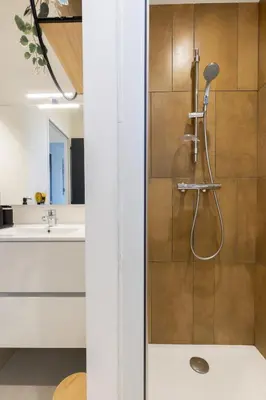 a bathroom with a shower with a sink at Dolce Vita Piscine in LʼIsle-sur-la-Sorgue