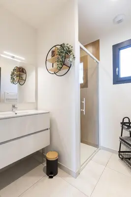 a bathroom with a sink and a shower at Dolce Vita Piscine in LʼIsle-sur-la-Sorgue