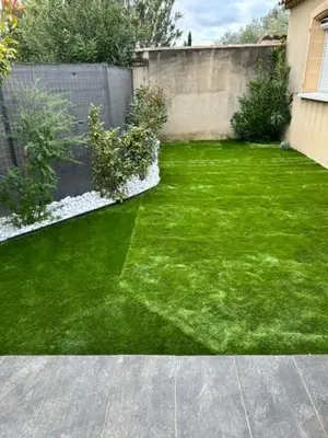 a yard with green grass and plants and a fence at Villa Serena - 3 chambres grand confort - 6 personnes in Carpentras