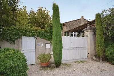 a white fence with green ivy on top of it at Mas Bosca Brun in Cheval-Blanc