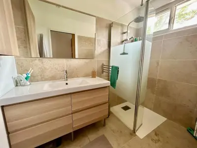 a bathroom with a sink and a shower at Villa 7 chambres, piscine et jardins privés, pas de voisins in Le Thor