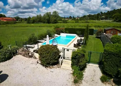 an overhead view of a swimming pool in a yard at appartement avec piscine in Gargas