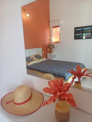 a bedroom with a bed and two hats on a table at Gite au calme, sur domaine vinicole avec piscine chauffée partagée idéal rando et vélo in Mormoiron