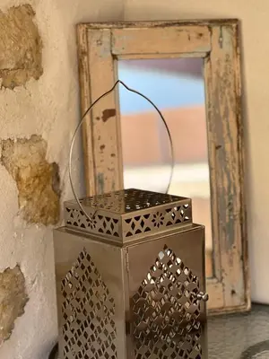 a metal box with a mirror in front of it at L'Ecrin de Mérindol in Mérindol