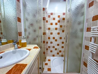 a bathroom with a sink and a shower at Villa de vacances à Gordes avec piscine partagée, La Bastide de Léa in Gordes