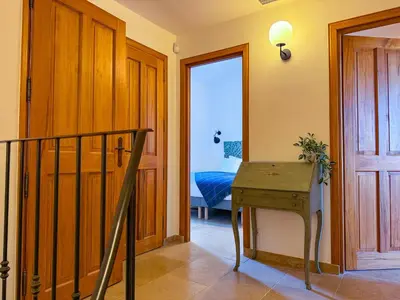 aoyer with a wooden door and a wooden table at Villa de vacances à Gordes avec piscine partagée, La Bastide de Léa in Gordes