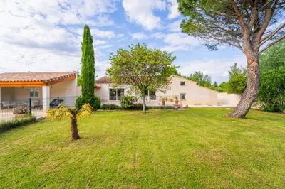 a yard with a house and a tree at Villa & Piscine 8P entre Isle sur Sorgue et Avignon in Caumont-sur-Durance