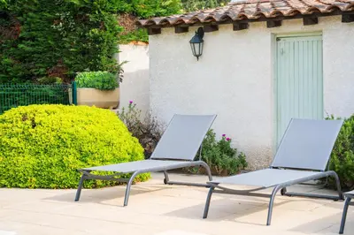 two chairs and a table on a patio at Villa & Piscine 8P entre Isle sur Sorgue et Avignon in Caumont-sur-Durance