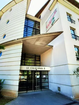 a building with the entrance to the le calhoun building at Aix Pont de Larc California 2 Coté Jardin - Parking in Aix-en-Provence